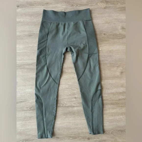 H&M DryMove™ Seamless Shaping Sports Leggings in Olive Green SZ M - Picture 3 of 6